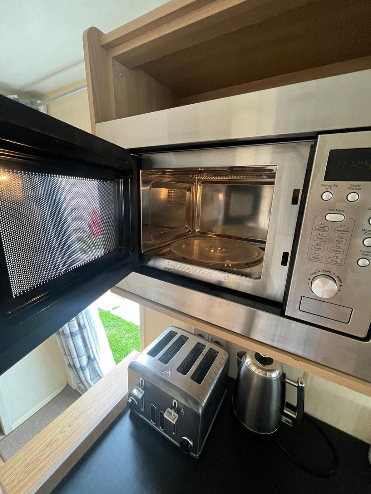 3 Bedroom Caravan, Sleeps 8 Lyons Lido Beach Prestatyn Esterno foto